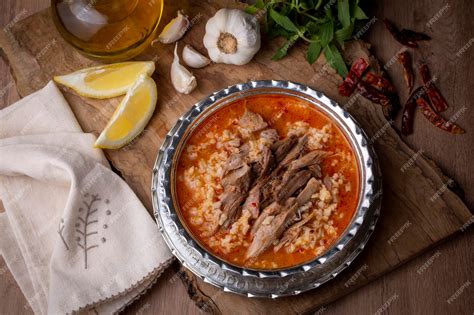  Beyran Çorbası: Eine herzhafte, würzige Suppe mit zarter Lammfleisches und einem Hauch von Zitrone!