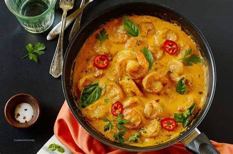  Moqueca: Ein exotisches Seafood-Gericht mit cremiger Kokosmilchsauce und einer Prise Samba-Rhythmus!