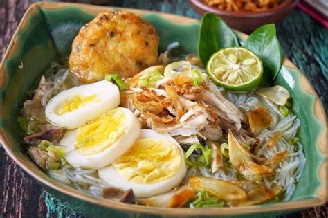  Soto Banjar! Ein Indonesisches Meisterwerk Aus Reichhaltigem Hühnerbrühe Und Würzig-Süßen Aromen.