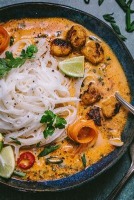  Khao Soi: Eine cremige Kokosmilchsuppe mit knusprigen Nudeln – eine kulinarische Entdeckung für jeden Geschmackssinn!