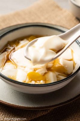  Lu'an Huangshan Tofu – Ein cremiges Wunderwerk der chinesischen Küche, das die Geschmacksknospen mit seiner zarten Textur und raffinierten Würze begeistert!