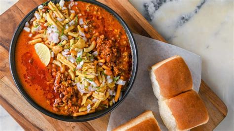  Misal Pav – Ein unwiderstehliches Gewürzbad für die Geschmacksknospen!