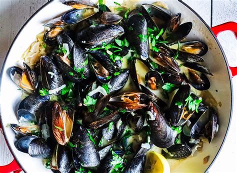  Seattle-Style Mussels: Savory and Succulent Bivalves Cooked in a Creamy White Wine Sauce with Herbs and Garlic!