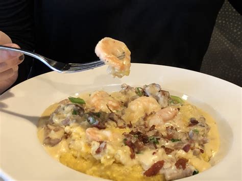  Shrimp & Grits: Ein süßer und herzhafter Genuss aus Savannah, Georgia!