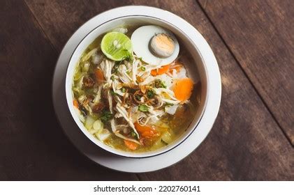 Soto Banjar! Eine würzige und erfrischende Suppe mit einer einzigartigen Kombination aus Gewürzen und Kokosmilch