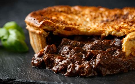  Steak & Ale Pie: Eine saftige Ode an britische Pub-Küche mit knuspriger Kruste und herzhaften Aromen!