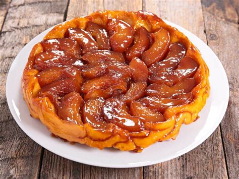  Tarte Tatin - Eine üppige Sinfonie aus karamellisierten Äpfeln und knusprigem Blätterteig!